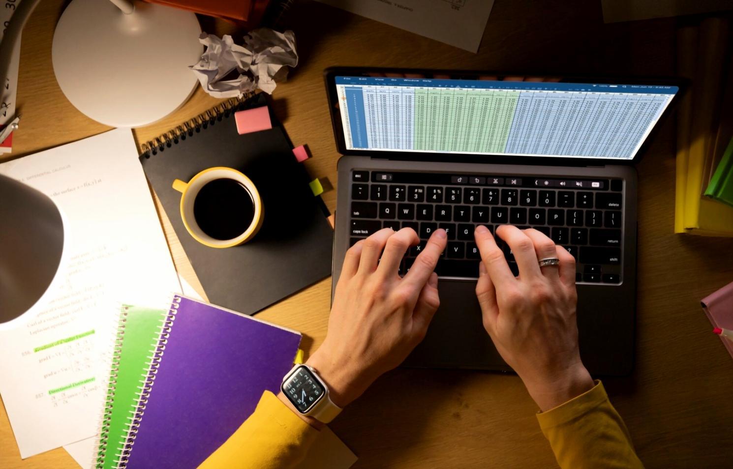 Teammeeting zur Budgetbesprechung in einem modernen Konferenzraum